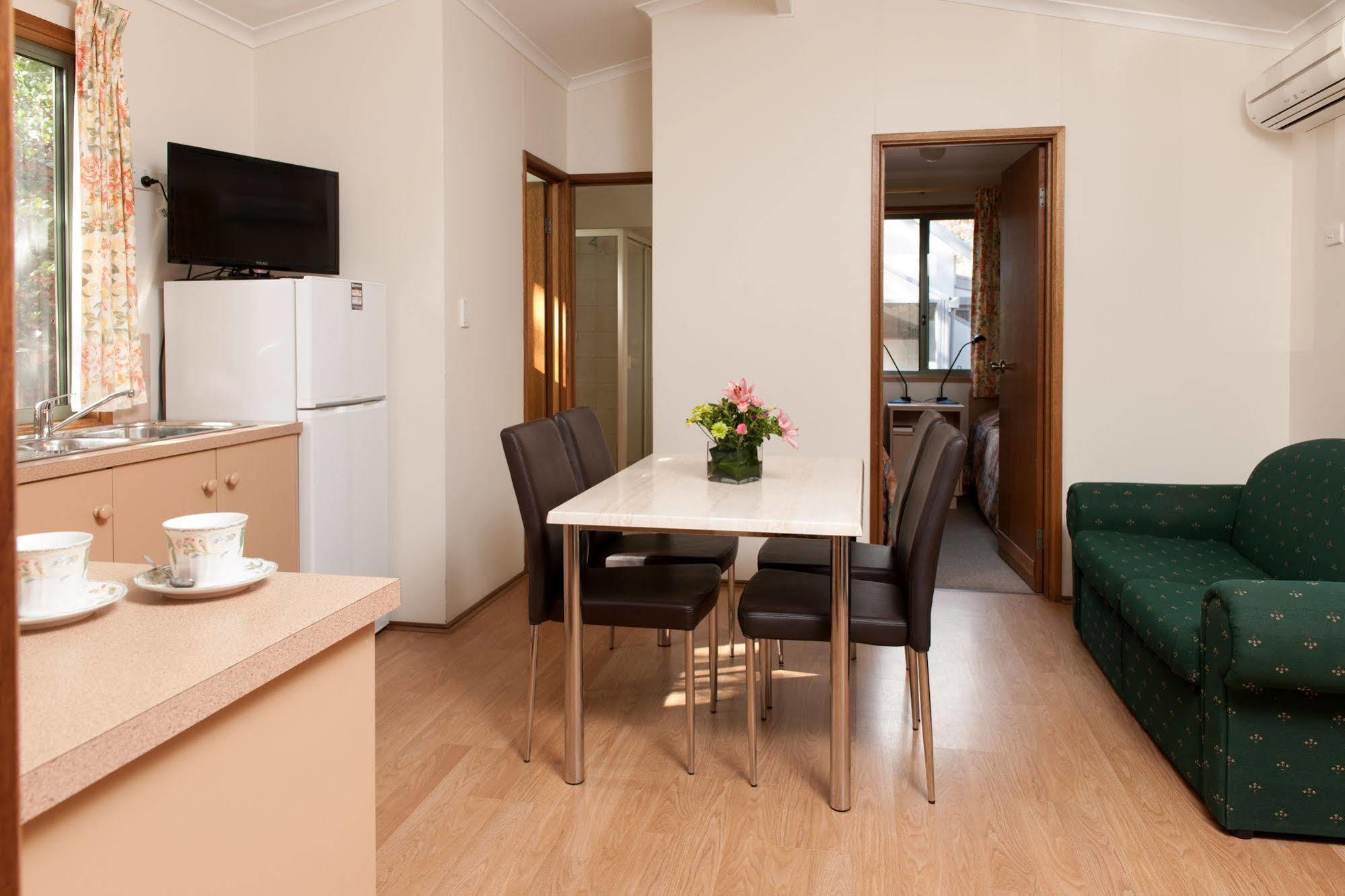 Adelaide Caravan Park - Aspen Holiday Parks Экстерьер фото